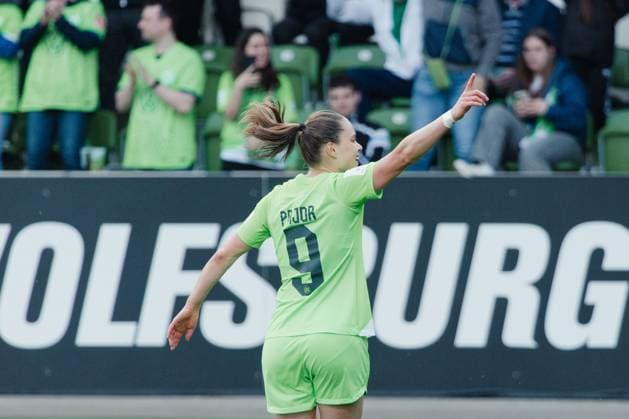 Wolfsburg, Deutschland 03. Mai 2024: 1. BL - Frauen - 2023 2024 - VfL Wolfsburg vs. 1. FC Köln Im Bild: Ewa Pajor (Wolfsburg) jubelt nach ihrem Tor zum 2:0 DFB regulations prohibit any use of photographs as image sequences and or quasi-video AOK Stadion Niedersachsen Copyright: xFotostandx xNiewelerx
