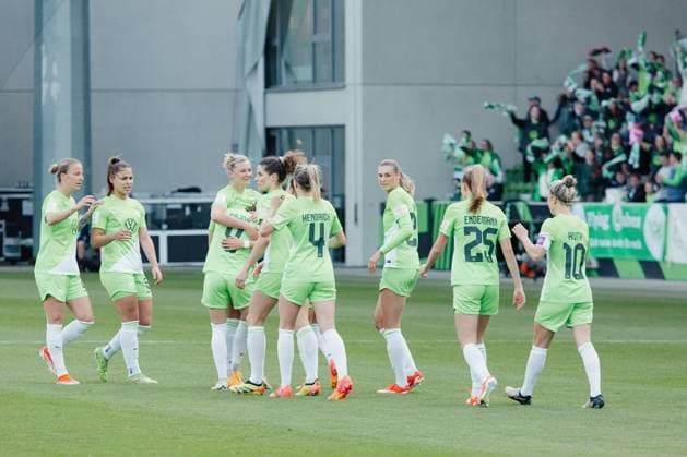 Wolfsburg, Deutschland 03. Mai 2024: 1. BL - Frauen - 2023 2024 - VfL Wolfsburg vs. 1. FC Köln Im Bild: Ewa Pajor (Wolfsburg) jubelt nach ihrem Tor zum 2:0 mit ihren Mannschaftskollegen, DFB regulations prohibit any use of photographs as image sequences and or quasi-video AOK Stadion Niedersachsen Copyright: xFotostandx xNiewelerx