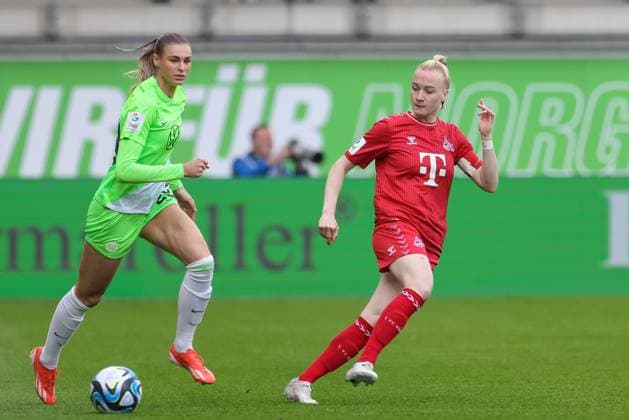 v.li.: Jule Brand (VfL Wolfsburg, 29) und Anna Gerhardt (1. FC Köln, 21) im Zweikampf, Duell, Dynamik, Aktion, Action, Spielszene, DIE DFB-RICHTLINIEN UNTERSAGEN JEGLICHE NUTZUNG VON FOTOS ALS SEQUENZBILDER UND ODER VIDEOÄHNLICHE FOTOSTRECKEN. DFB REGULATIONS PROHIBIT ANY USE OF PHOTOGRAPHS AS IMAGE SEQUENCES AND OR QUASI-VIDEO., 03.05.2024, Wolfsburg (Deutschland), Fussball, Google Pixel Frauen-Bundesliga, VfL Wolfsburg - 1. FC Köln