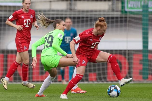 v.li.: Jule Brand (VfL Wolfsburg, 29) und Laura Vogt (1. FC Köln, 8) im Zweikampf, Duell, Dynamik, Aktion, Action, Spielszene, DIE DFB-RICHTLINIEN UNTERSAGEN JEGLICHE NUTZUNG VON FOTOS ALS SEQUENZBILDER UND ODER VIDEOÄHNLICHE FOTOSTRECKEN. DFB REGULATIONS PROHIBIT ANY USE OF PHOTOGRAPHS AS IMAGE SEQUENCES AND OR QUASI-VIDEO., 03.05.2024, Wolfsburg (Deutschland), Fussball, Google Pixel Frauen-Bundesliga, VfL Wolfsburg - 1. FC Köln