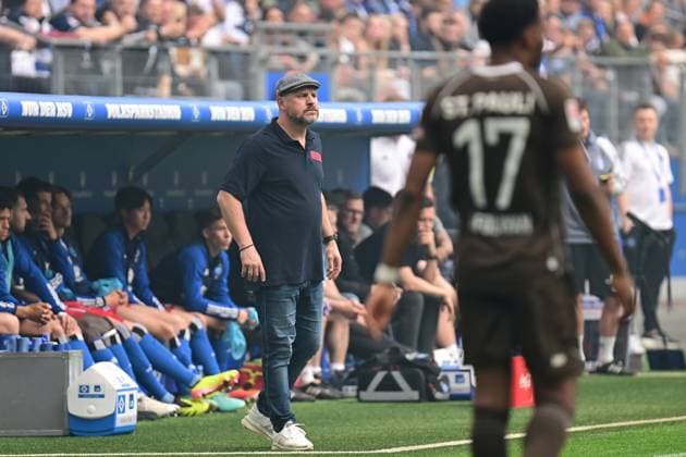 Fußball I Herren I 2023-2024 I 2. Bundesliga I 32. Spieltag I Hamburger SV - FC St. Pauli I 3.5.2024 Steffen Baumgart (Trainer, Hamburger SV) extrem konzentrioert Hamburg Volksparkstadion Hamburg Deutschland