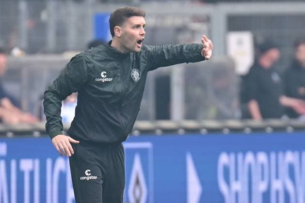 Fußball I Herren I 2023-2024 I 2. Bundesliga I 32. Spieltag I Hamburger SV - FC St. Pauli I 3.5.2024 Fabian Hürzeler, Cheftrainer (FC St. Pauli) is on fire Gesiikulieren Hamburg Volksparkstadion Hamburg Deutschland