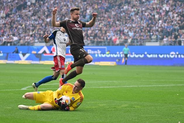 Fußball I Herren I 2023-2024 I 2. Bundesliga I 32. Spieltag I Hamburger SV - FC St. Pauli I 3.5.2024 Matheo Raab (19, Hamburger SV) fängt den Ball vor Johannes Eggestein (11, FC St. Pauli) ab Hamburg Volksparkstadion Hamburg Deutschland