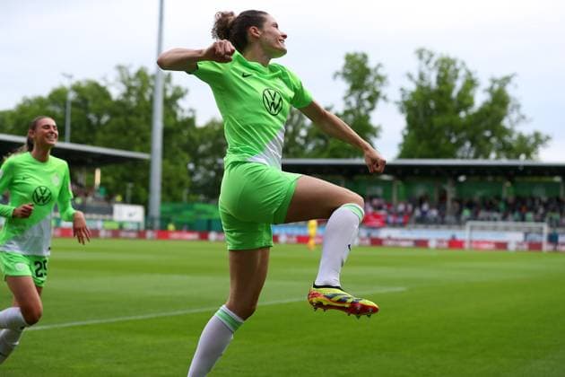 VfL vs. Köln, BL Frauen Wolfsburg, 03.05.2024, FUßBALL - VfL Wolfsburg vs. 1. FC Köln, Google Pixel Frauen-Bundesliga, Saison 2023 24. Dominique Janssen (VfL Wolfsburg) jubelt nach ihrem Kopfballtor zum 1:0. Wolfsburg