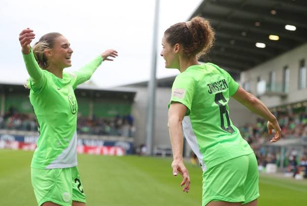 VfL vs. Köln, BL Frauen Wolfsburg, 03.05.2024, FUßBALL - VfL Wolfsburg vs. 1. FC Köln, Google Pixel Frauen-Bundesliga, Saison 2023 24. Dominique Janssen (VfL Wolfsburg) jubelt mit Jule Brand (VfL Wolfsburg) nach ihrem Kopfballtor zum 1:0. Wolfsburg