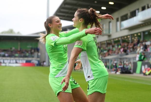 VfL vs. Köln, BL Frauen Wolfsburg, 03.05.2024, FUßBALL - VfL Wolfsburg vs. 1. FC Köln, Google Pixel Frauen-Bundesliga, Saison 2023 24. Dominique Janssen (VfL Wolfsburg) jubelt mit Jule Brand (VfL Wolfsburg) nach ihrem Kopfballtor zum 1:0. Wolfsburg