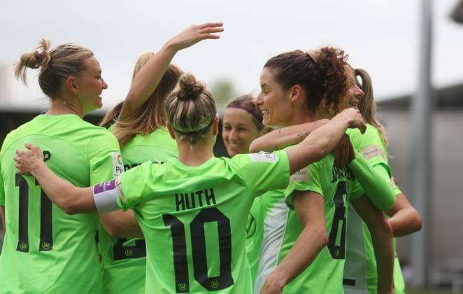 VfL vs. Köln, BL Frauen Wolfsburg, 03.05.2024, FUßBALL - VfL Wolfsburg vs. 1. FC Köln, Google Pixel Frauen-Bundesliga, Saison 2023 24. Dominique Janssen (VfL Wolfsburg) jubelt mit der Mannschaft nach ihrem Kopfballtor zum 1:0. Wolfsburg