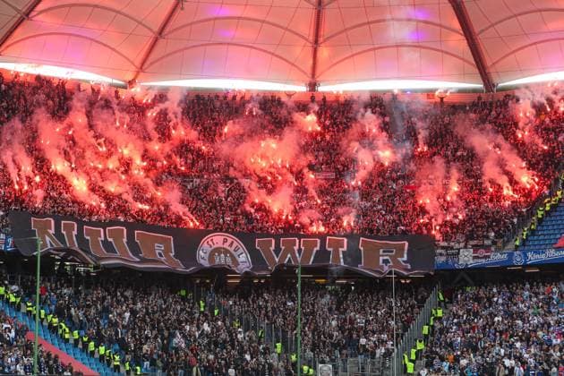 2. Bundesliga - Hamburger SV - FC St. Pauli am 03.05.2024 im Volksparkstadion in Hamburg Die Fans des FC St. Pauli zünden im Gästeblock Pyrotechnik