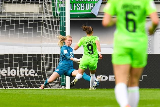 Fußball I Frauen I Saison 2023-2024 I Bundesliga I 20. Spieltag I VfL Wolfsburg - 1. FC Köln I 03.05.2024 Ewa Pajor (9, VfL Wolfsburg) überwindet Jasmin Pal (1, 1. FC Köln, Torwart) und trifft zum 2:0 für die Wölfinnen Wolfsburg AOK Stadion Niedersachsen Deutschland Copyright: xLobeca InesxHähnelx