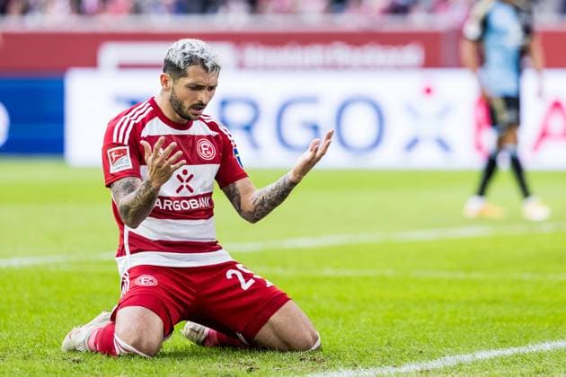 2. Fussball Bundesliga: Fortuna Düsseldorf 1895 - 1. FC Nürnberg; 03.05.2024 Matthias Zimmermann (Fortuna Düsseldorf, 25) frustriert auf den Knien 2. Fussball Bundesliga: Fortuna Düsseldorf 1895 - 1. FC Nürnberg, Düsseldorf, Merkur Spiel-Arena DFL REGULATIONS PROHIBIT ANY USE OF PHOTOGRAPHS AS IMAGE SEQUENCES AND OR QUASI-VIDEO.
