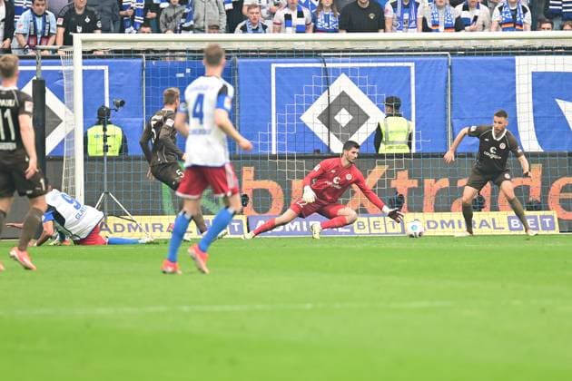 Fußball I Herren I 2023-2024 I 2. Bundesliga I 32. Spieltag I Hamburger SV - FC St. Pauli I 3.5.2024 Starke Phase des HSV - Nikola Vasilj (22, FC St. Pauli) muss gleich dreimal zugreifen Hamburg Volksparkstadion Hamburg Deutschland