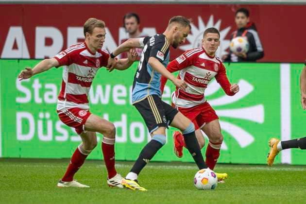 Fussball: 2. Bundesliga, Saison 2023 2024, 32. Spieltag, Fortuna Duesseldorf - 1. FC Nuernberg am 03.05.2024 in der Merkur Spiel-Arena in Duesseldorf. Zweikampf zwischen Vincent Vermeij (Fortuna Duesseldorf, 09), Cristos Tzolis (Fortuna Duesseldorf, 07) und Florian Huebner (1. FC Nuernberg, 19). Wichtiger Hinweis: Gemaess den Vorgaben der DFL Deutsche Fussball Liga bzw. des DFB Deutscher Fussball-Bund ist es untersagt, in dem Stadion und oder vom Spiel angefertigte Fotoaufnahmen in Form von Sequenzbildern und oder videoaehnlichen Fotostrecken zu verwerten bzw. verwerten zu lassen. Foto: Kirchner-Media TH