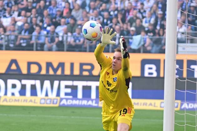 Fußball I Herren I 2023-2024 I 2. Bundesliga I 32. Spieltag I Hamburger SV - FC St. Pauli I 3.5.2024 Matheo Raab (19, Hamburger SV) sicherer Rückhalt seiner Mannschaft Hamburg Volksparkstadion Hamburg Deutschland