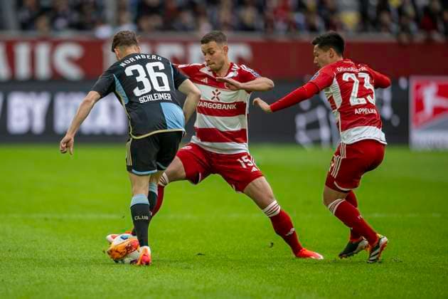 Fussball: 2. Bundesliga, Saison 2023 2024, 32. Spieltag, Fortuna Duesseldorf - 1. FC Nuernberg am 03.05.2024 in der Merkur Spiel-Arena in Duesseldorf. Zweikampf zwischen Lukas Schleimer (1. FC Nuernberg, 36), Tim Oberdorf (Fortuna Duesseldorf, 15) und Shinta Appelkamp (Fortuna Duesseldorf, 23). Wichtiger Hinweis: Gemaess den Vorgaben der DFL Deutsche Fussball Liga bzw. des DFB Deutscher Fussball-Bund ist es untersagt, in dem Stadion und oder vom Spiel angefertigte Fotoaufnahmen in Form von Sequenzbildern und oder videoaehnlichen Fotostrecken zu verwerten bzw. verwerten zu lassen. Foto: Kirchner-Media TH