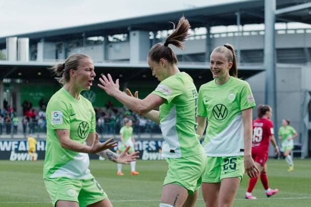 Wolfsburg, Deutschland 03. Mai 2024: 1. BL - Frauen - 2023 2024 - VfL Wolfsburg vs. 1. FC Köln Im Bild: Ewa Pajor (Wolfsburg) jubelt nach ihrem Tor zum 3:0 mit ihren Mannschaftskollegen, DFB regulations prohibit any use of photographs as image sequences and or quasi-video AOK Stadion Niedersachsen Copyright: xFotostandx xNiewelerx