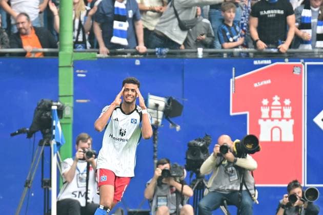 Fußball I Herren I 2023-2024 I 2. Bundesliga I 32. Spieltag I Hamburger SV - FC St. Pauli I 3.5.2024 iRansford-Yeboah Königsdörffer (11, Hamburger SV) kann es nicht glauben - sein Tor zählt nicht Hamburg Volksparkstadion Hamburg Deutschland