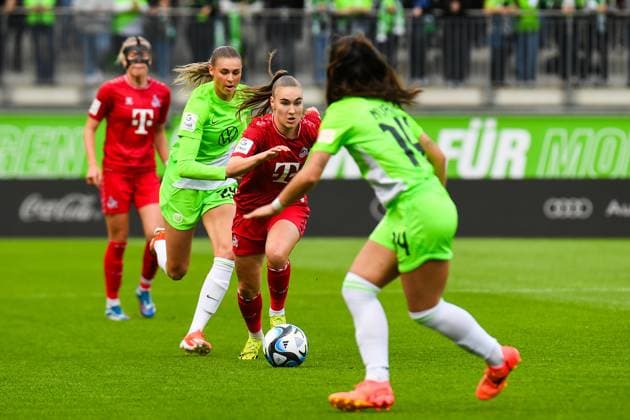 Fußball I Frauen I Saison 2023-2024 I Bundesliga I 20. Spieltag I VfL Wolfsburg - 1. FC Köln I 03.05.2024 Alena Bienz (11, 1. FC Köln) stürmt mit Ball auf das Wolfsburger Tor, Jule Brand (29, VfL Wolfsburg) ist Bienz auf den Fersen, Nuria Rabano Blanco (14, VfL Wolfsburg) stellt sich Bienz in den Weg Wolfsburg AOK Stadion Niedersachsen Deutschland Copyright: xLobeca InesxHähnelx
