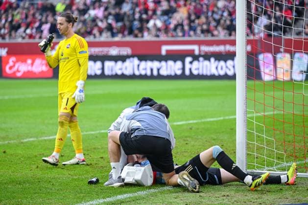 03.05.2024, Fussball, 2. Bundesliga, 32. Spieltag Saison 2023 2024, Fortuna Düsseldorf - 1. FC Nuernberg, Florian Hübner (1. FC Nürnberg) wird behandelt. xRHR-FOTO TKx