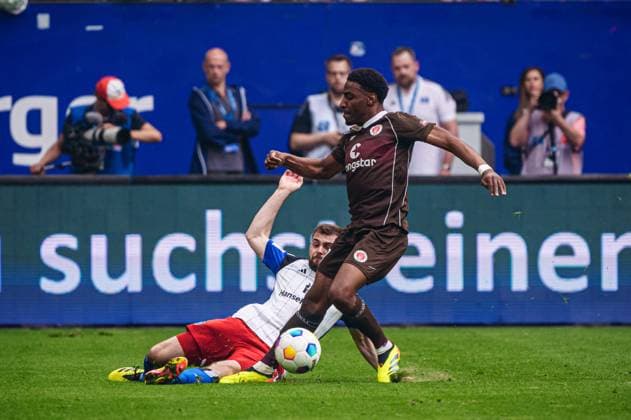 Lukasz Poreba (Hamburger SV, 06), Oladapo Afolayan (FC St. Pauli, 17) GER, Hamburger SV vs. FC St. Pauli, Fussball, 2. Bundesliga, Spieltag 32, Saison 2023 2024, 03.05.2024 DFL REGULATIONS PROHIBIT ANY USE OF PHOTOGRAPHS AS IMAGE SEQUENCES AND OR QUASI-VIDEO GER, Hamburger SV vs. FC St. Pauli, Fussball, 2. Bundesliga, Spieltag 32, Saison 2023 2024, 03.05.2024 Hamburg
