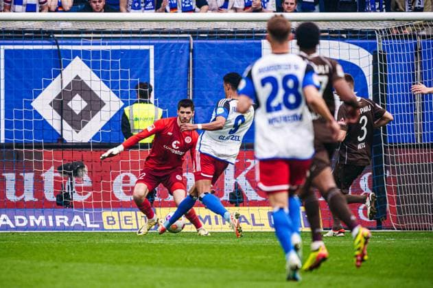 Tor zum 1:0 Robert Glatzel (Hamburger SV, 09), wegen Foul aberkannt, VAR Entscheidung, Videoschiedsrichter, Videobeweis GER, Hamburger SV vs. FC St. Pauli, Fussball, 2. Bundesliga, Spieltag 32, Saison 2023 2024, 03.05.2024 DFL REGULATIONS PROHIBIT ANY USE OF PHOTOGRAPHS AS IMAGE SEQUENCES AND OR QUASI-VIDEO GER, Hamburger SV vs. FC St. Pauli, Fussball, 2. Bundesliga, Spieltag 32, Saison 2023 2024, 03.05.2024 Hamburg