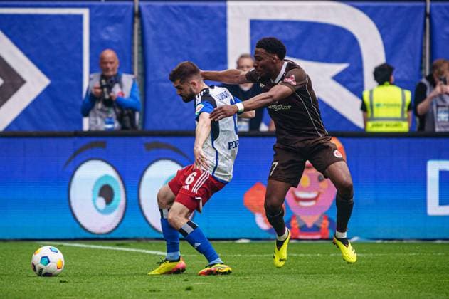 Lukasz Poreba (Hamburger SV, 06), Oladapo Afolayan (FC St. Pauli, 17) GER, Hamburger SV vs. FC St. Pauli, Fussball, 2. Bundesliga, Spieltag 32, Saison 2023 2024, 03.05.2024 DFL REGULATIONS PROHIBIT ANY USE OF PHOTOGRAPHS AS IMAGE SEQUENCES AND OR QUASI-VIDEO GER, Hamburger SV vs. FC St. Pauli, Fussball, 2. Bundesliga, Spieltag 32, Saison 2023 2024, 03.05.2024 Hamburg