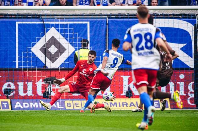 Tor zum 1:0 Robert Glatzel (Hamburger SV, 09), wegen Foul aberkannt, VAR Entscheidung, Videoschiedsrichter, Videobeweis GER, Hamburger SV vs. FC St. Pauli, Fussball, 2. Bundesliga, Spieltag 32, Saison 2023 2024, 03.05.2024 DFL REGULATIONS PROHIBIT ANY USE OF PHOTOGRAPHS AS IMAGE SEQUENCES AND OR QUASI-VIDEO GER, Hamburger SV vs. FC St. Pauli, Fussball, 2. Bundesliga, Spieltag 32, Saison 2023 2024, 03.05.2024 Hamburg