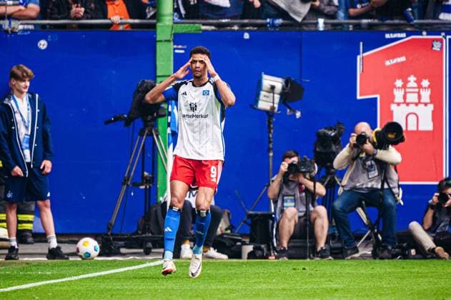 Torjubel Jubel Tor zum 1:0 Robert Glatzel (Hamburger SV, 09), wegen Foul aberkannt, VAR Entscheidung, Videoschiedsrichter, Videobeweis GER, Hamburger SV vs. FC St. Pauli, Fussball, 2. Bundesliga, Spieltag 32, Saison 2023 2024, 03.05.2024 DFL REGULATIONS PROHIBIT ANY USE OF PHOTOGRAPHS AS IMAGE SEQUENCES AND OR QUASI-VIDEO GER, Hamburger SV vs. FC St. Pauli, Fussball, 2. Bundesliga, Spieltag 32, Saison 2023 2024, 03.05.2024 Hamburg