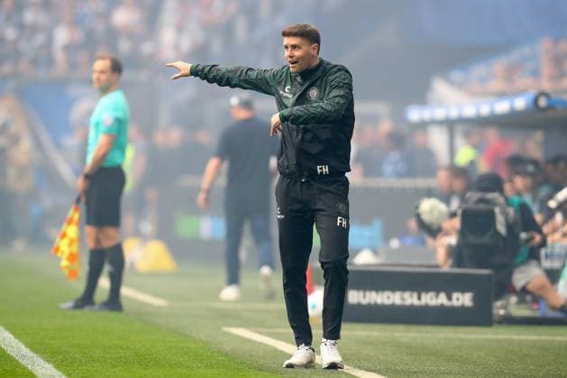 03.05.2024, xtgx, Fussball - 2.Bundesliga, Hamburger SV - FC St.Pauli emspor, v.l. Fabian Huerzeler (St Pauli, Trainer) gibt Anweisungen, gestikuliert mit den Armen, gesticulate, gives instructions (DFL DFB REGULATIONS PROHIBIT ANY USE OF PHOTOGRAPHS as IMAGE SEQUENCES and or QUASI-VIDEO) Hamburg