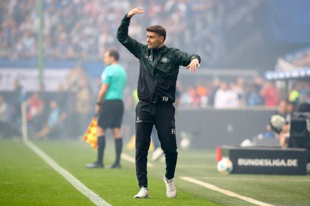03.05.2024, xtgx, Fussball - 2.Bundesliga, Hamburger SV - FC St.Pauli emspor, v.l. Fabian Huerzeler (St Pauli, Trainer) gibt Anweisungen, gestikuliert mit den Armen, gesticulate, gives instructions (DFL DFB REGULATIONS PROHIBIT ANY USE OF PHOTOGRAPHS as IMAGE SEQUENCES and or QUASI-VIDEO) Hamburg