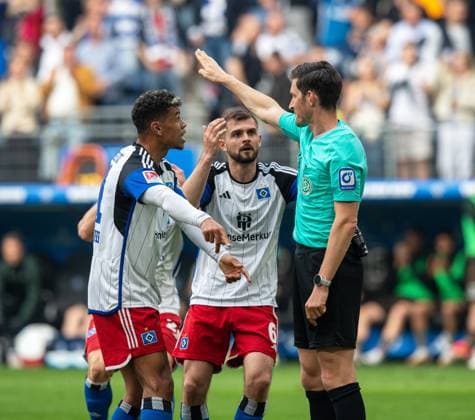 Fussball, Herren, Saison 2023 2024, 2. Bundesliga (32. Spieltag), Hamburger SV - FC St. Pauli, v.l. Ransdorf Königsdörffer (HSV) und Lukasz Poreba (HSV) beschweren sich bei Schiedsrichter Dr. Matthias Jöllenbeck nach dem aberkannten Tor durch Robert Glatzel (HSV), 03.05. 2024,