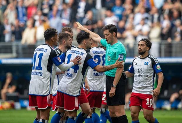 Fussball, Herren, Saison 2023 2024, 2. Bundesliga (32. Spieltag), Hamburger SV - FC St. Pauli, v.l. Ransdorf Königsdörffer (HSV), Ludovit Reis (HSV), Miro Muheim (HSV) und Immanuel Pherai (HSV) beschweren sich bei Schiedsrichter Dr. Matthias Jöllenbeck nach dem aberkannten Tor durch Robert Glatzel (HSV), 03.05. 2024,
