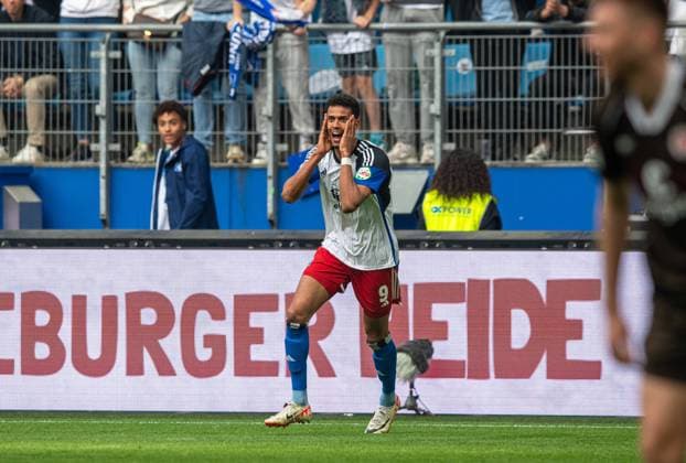 Fussball, Herren, Saison 2023 2024, 2. Bundesliga (32. Spieltag), Hamburger SV - FC St. Pauli, Robert Glatzel (HSV) nach seinem aberkannten Tor, 03.05. 2024,