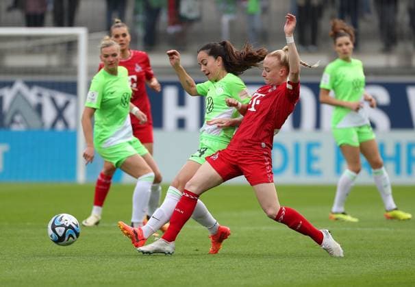 VfL vs. Köln, BL Frauen Wolfsburg, 03.05.2024, FUßBALL - VfL Wolfsburg vs. 1. FC Köln, Google Pixel Frauen-Bundesliga, Saison 2023 24. Nuria Rabano (VfL Wolfsburg), Anna Gerhardt (Köln) Wolfsburg