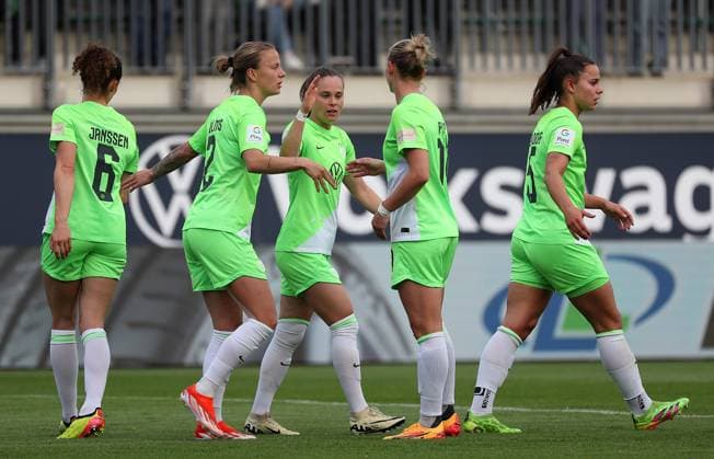 VfL vs. Köln, BL Frauen Wolfsburg, 03.05.2024, FUßBALL - VfL Wolfsburg vs. 1. FC Köln, Google Pixel Frauen-Bundesliga, Saison 2023 24. Ewa Pajor (VfL Wolfsburg) jubelt mit der Mannschaft nach ihrem Tor zum 3:0 Wolfsburg
