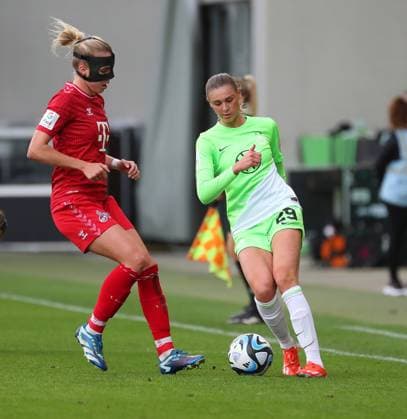VfL vs. Köln, BL Frauen Wolfsburg, 03.05.2024, FUßBALL - VfL Wolfsburg vs. 1. FC Köln, Google Pixel Frauen-Bundesliga, Saison 2023 24. Celina Degen (Köln), Jule Brand (VfL Wolfsburg) Wolfsburg