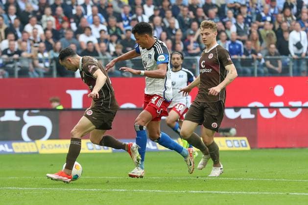 03.05.2024, xtgx, Fussball - 2.Bundesliga, Hamburger SV - FC St.Pauli emspor, v.l. Das Tor von Robert Glatzel (HSV, 9) zum 1:0 wurde wegen eines Foul aberkannt (DFL DFB REGULATIONS PROHIBIT ANY USE OF PHOTOGRAPHS as IMAGE SEQUENCES and or QUASI-VIDEO) Hamburg