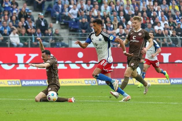 03.05.2024, xtgx, Fussball - 2.Bundesliga, Hamburger SV - FC St.Pauli emspor, v.l. Das Tor von Robert Glatzel (HSV, 9) zum 1:0 wurde wegen eines Foul aberkannt (DFL DFB REGULATIONS PROHIBIT ANY USE OF PHOTOGRAPHS as IMAGE SEQUENCES and or QUASI-VIDEO) Hamburg