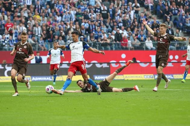 03.05.2024, xtgx, Fussball - 2.Bundesliga, Hamburger SV - FC St.Pauli emspor, v.l. Das Tor von Robert Glatzel (HSV, 9) zum 1:0 wurde wegen eines Foul aberkannt (DFL DFB REGULATIONS PROHIBIT ANY USE OF PHOTOGRAPHS as IMAGE SEQUENCES and or QUASI-VIDEO) Hamburg