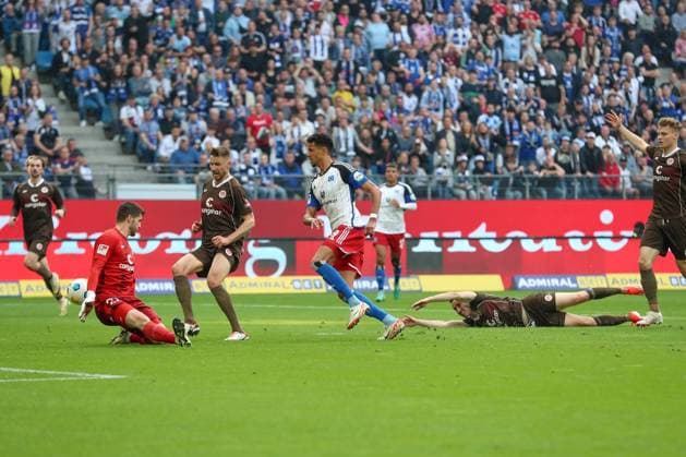 03.05.2024, xtgx, Fussball - 2.Bundesliga, Hamburger SV - FC St.Pauli emspor, v.l. Das Tor von Robert Glatzel (HSV, 9) zum 1:0 wurde wegen eines Foul aberkannt (DFL DFB REGULATIONS PROHIBIT ANY USE OF PHOTOGRAPHS as IMAGE SEQUENCES and or QUASI-VIDEO) Hamburg