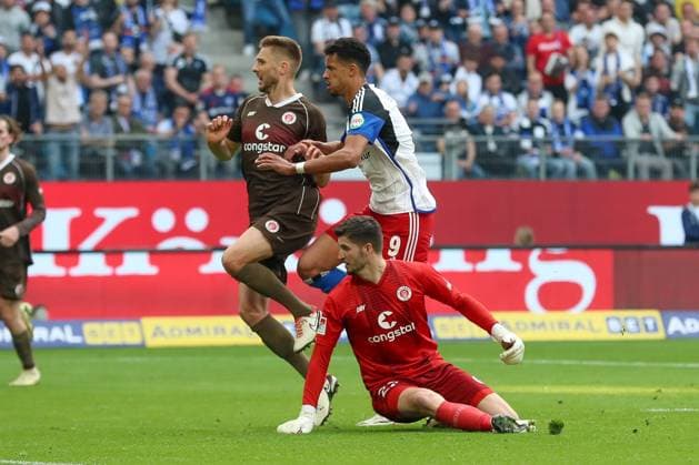 03.05.2024, xtgx, Fussball - 2.Bundesliga, Hamburger SV - FC St.Pauli emspor, v.l. Das Tor von Robert Glatzel (HSV, 9) zum 1:0 wurde wegen eines Foul aberkannt (DFL DFB REGULATIONS PROHIBIT ANY USE OF PHOTOGRAPHS as IMAGE SEQUENCES and or QUASI-VIDEO) Hamburg