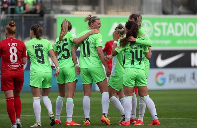 VfL vs. Köln, BL Frauen Wolfsburg, 03.05.2024, FUßBALL - VfL Wolfsburg vs. 1. FC Köln, Google Pixel Frauen-Bundesliga, Saison 2023 24. Alexandra Popp (VfL Wolfsburg) jubelt mit der Mannschaft nach ihrem Tor zum 4:0. Wolfsburg