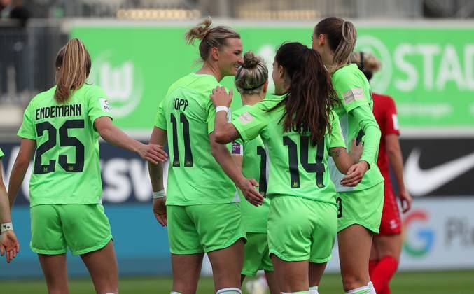 VfL vs. Köln, BL Frauen Wolfsburg, 03.05.2024, FUßBALL - VfL Wolfsburg vs. 1. FC Köln, Google Pixel Frauen-Bundesliga, Saison 2023 24. Alexandra Popp (VfL Wolfsburg) jubelt mit der Mannschaft nach ihrem Tor zum 4:0. Wolfsburg