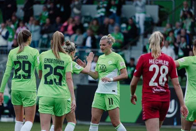 Wolfsburg, Deutschland 03. Mai 2024: 1. BL - Frauen - 2023 2024 - VfL Wolfsburg vs. 1. FC Köln Im Bild: Alexandra Popp (Wolfsburg) jubelt nach ihrem Tor zum 4:0 mit ihren Mannschaftskollegen, DFB regulations prohibit any use of photographs as image sequences and or quasi-video AOK Stadion Niedersachsen Copyright: xFotostandx xNiewelerx