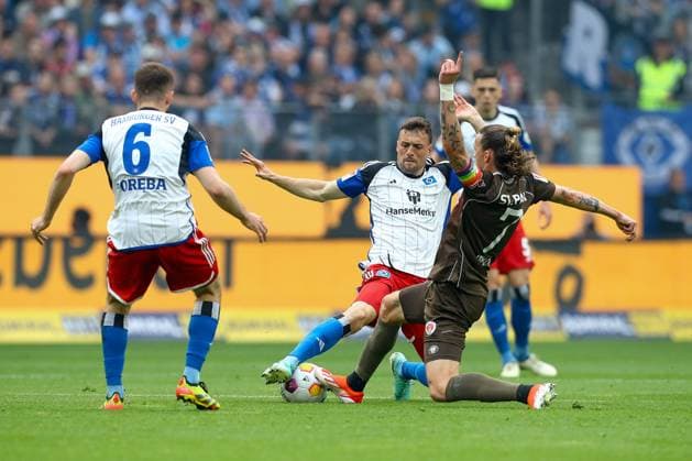 03.05.2024, xtgx, Fussball - 2.Bundesliga, Hamburger SV - FC St.Pauli emspor, v.l. Jonas Meffert (HSV, 23), Jackson Irvine (St Pauli, 7) Zweikampf, Duell, Kampf, tackle (DFL DFB REGULATIONS PROHIBIT ANY USE OF PHOTOGRAPHS as IMAGE SEQUENCES and or QUASI-VIDEO) Hamburg