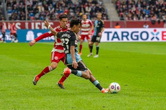 Fussball: 2. Bundesliga, Saison 2023 2024, 32. Spieltag, Fortuna Duesseldorf - 1. FC Nuernberg am 03.05.2024 in der Merkur Spiel-Arena in Duesseldorf. Zweikampf zwischen Shinta Appelkamp (Fortuna Duesseldorf, 23) und Joseph Hungbo (1. FC Nuernberg, 23). Wichtiger Hinweis: Gemaess den Vorgaben der DFL Deutsche Fussball Liga bzw. des DFB Deutscher Fussball-Bund ist es untersagt, in dem Stadion und oder vom Spiel angefertigte Fotoaufnahmen in Form von Sequenzbildern und oder videoaehnlichen Fotostrecken zu verwerten bzw. verwerten zu lassen. Foto: Kirchner-Media TH