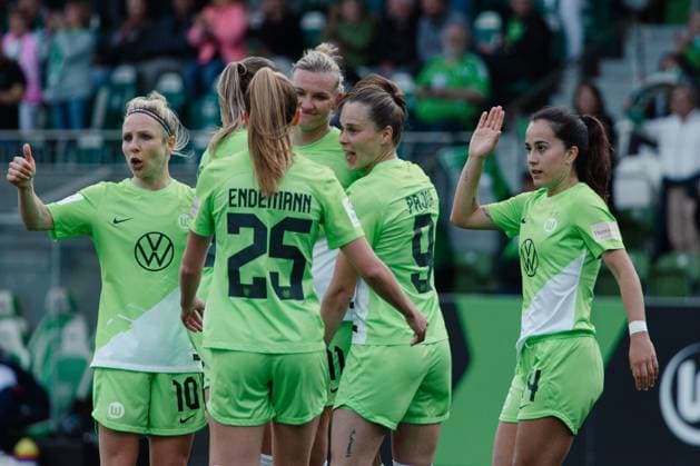 Wolfsburg, Deutschland 03. Mai 2024: 1. BL - Frauen - 2023 2024 - VfL Wolfsburg vs. 1. FC Köln Im Bild: Alexandra Popp (Wolfsburg) jubelt nach ihrem Tor zum 4:0 mit ihren Mannschaftskollegen, DFB regulations prohibit any use of photographs as image sequences and or quasi-video AOK Stadion Niedersachsen Copyright: xFotostandx xNiewelerx