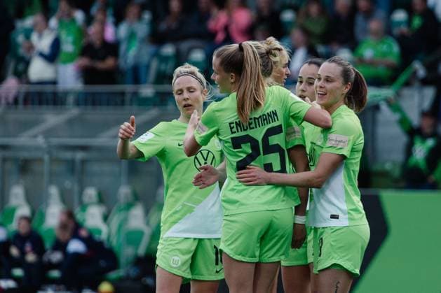 Wolfsburg, Deutschland 03. Mai 2024: 1. BL - Frauen - 2023 2024 - VfL Wolfsburg vs. 1. FC Köln Im Bild: Alexandra Popp (Wolfsburg) jubelt nach ihrem Tor zum 4:0 mit ihren Mannschaftskollegen, DFB regulations prohibit any use of photographs as image sequences and or quasi-video AOK Stadion Niedersachsen Copyright: xFotostandx xNiewelerx