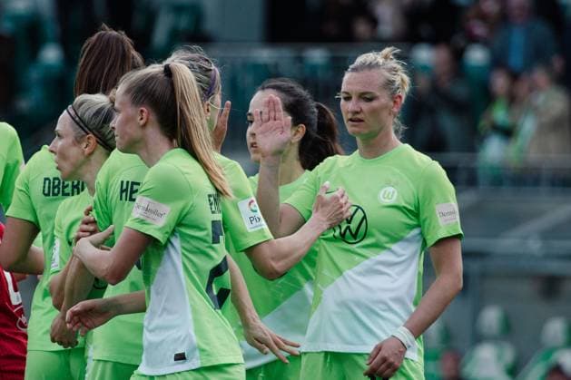 Wolfsburg, Deutschland 03. Mai 2024: 1. BL - Frauen - 2023 2024 - VfL Wolfsburg vs. 1. FC Köln Im Bild: Alexandra Popp (Wolfsburg) jubelt nach ihrem Tor zum 4:0 mit ihren Mannschaftskollegen, DFB regulations prohibit any use of photographs as image sequences and or quasi-video AOK Stadion Niedersachsen Copyright: xFotostandx xNiewelerx