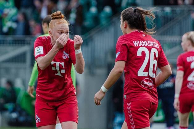 Wolfsburg, Deutschland 03. Mai 2024: 1. BL - Frauen - 2023 2024 - VfL Wolfsburg vs. 1. FC Köln Im Bild: v.li. Laura Vogt (Koeln) und Martyna Wiankowska (Koeln) unzufrieden auf dem Spielfeld. DFB regulations prohibit any use of photographs as image sequences and or quasi-video AOK Stadion Niedersachsen Copyright: xFotostandx xNiewelerx