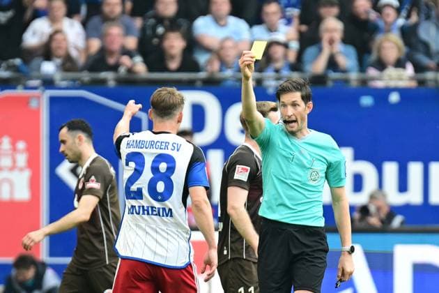Fußball I Herren I 2023-2024 I 2. Bundesliga I 32. Spieltag I Hamburger SV - FC St. Pauli I 3.5.2024 Dr. Matthias Jöllenbeck (Schiedsrichter) gibt Miro Muheim (28, Hamburger SV) die gelbe Karte Hamburg Volksparkstadion Hamburg Deutschland